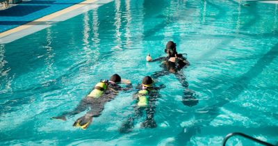 Entrenamiento en piscina del curso SSI Diver Stress and Rescue Entrenamiento en piscina del curso SSI Diver Stress and Rescue